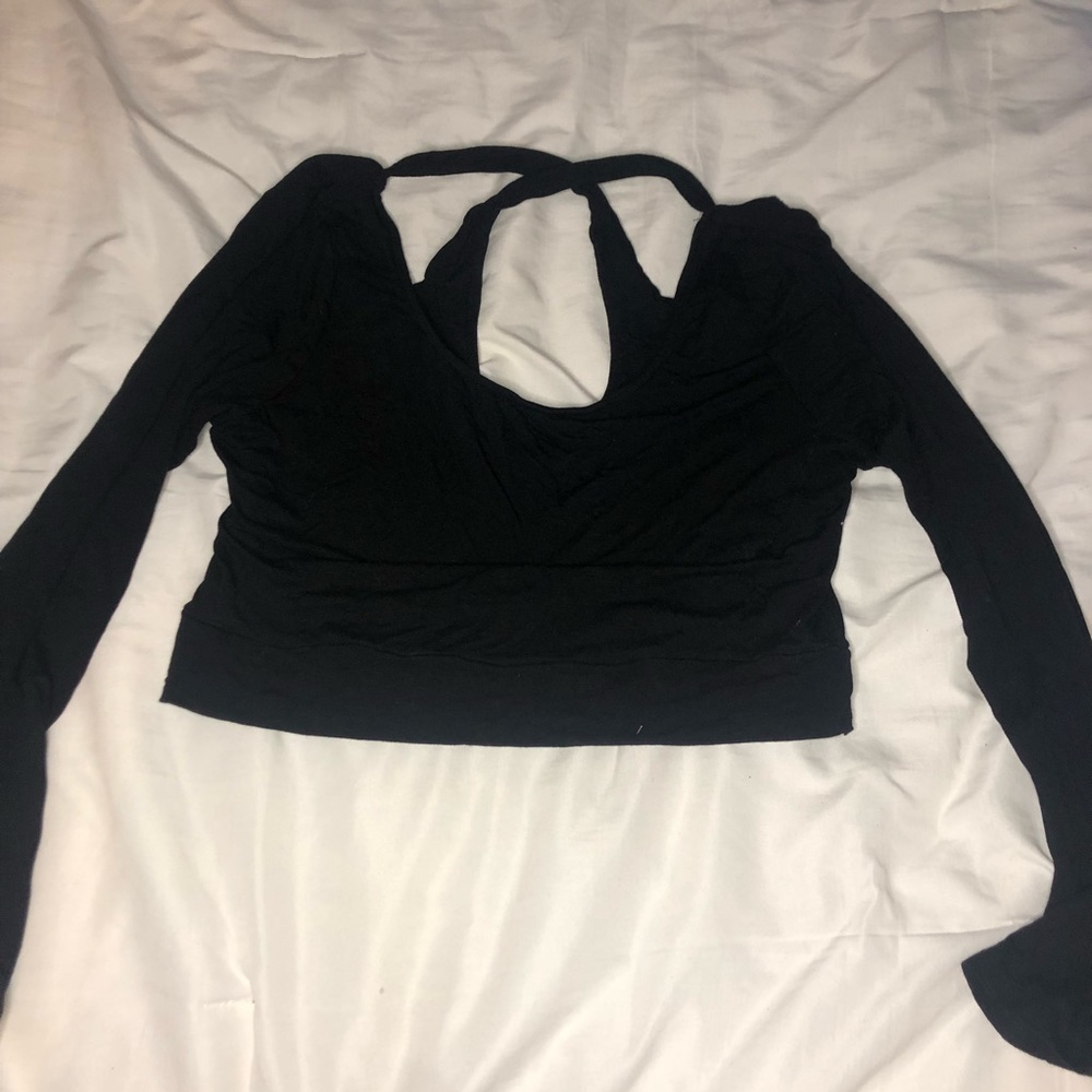 Black cropped long sleeve, supper comfortable and stretchy crossed back